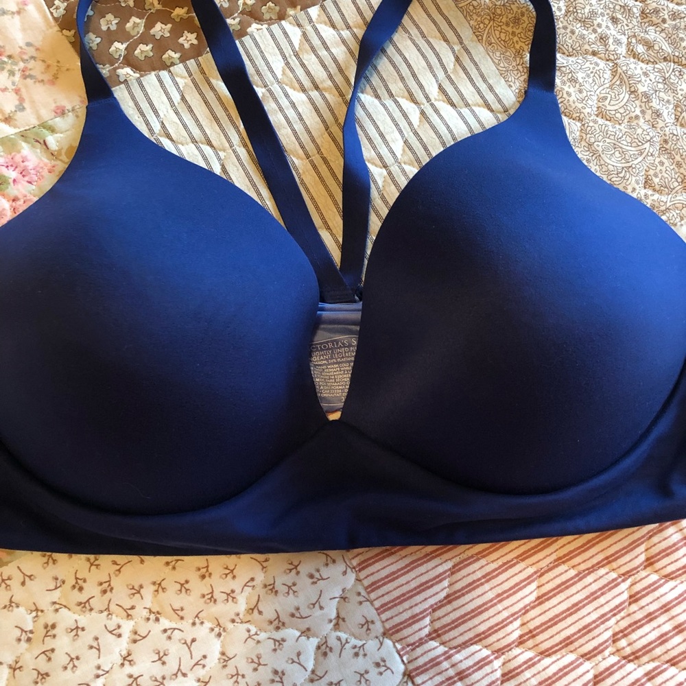 Victoria’s Secret lightly lined plunge bra
